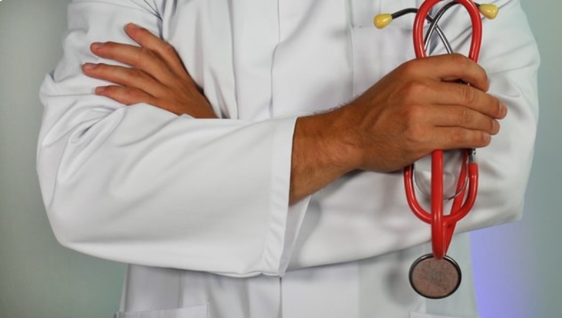 doctor examing the patient